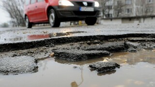 cesty výtlk diera auto mláka ilu 1140 px (TASR/František Iván)